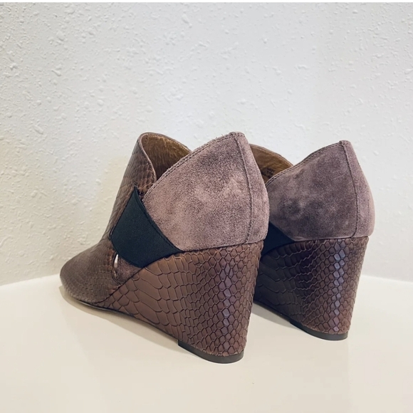 Donald Pliner Lizzy Snakeskin Leather Brown Wedge Sandal - Picture 3 of 12